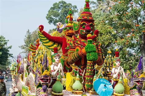  ¡El Gran Desfile de Flores de Chiang Mai con Nichkhun! Una explosión de colores y talento tailandés